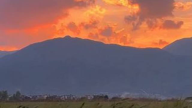 “想和你一起听喜欢的歌 吹傍晚的风 看太阳缓缓落下”