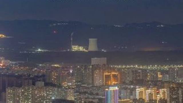 狮脑山上瞰阳泉 仲夏的夜晚，
当你站到狮脑山顶，
微风轻拂让人心旷神怡，
俯瞰阳泉的璀璨夜色，
十里