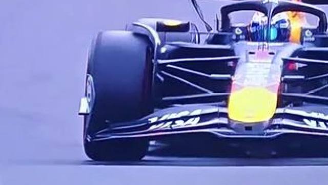 扛着车跑的男人
#f1 #维斯塔潘 #红牛