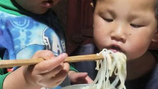 今天晚上煮米线吃。#农村娃