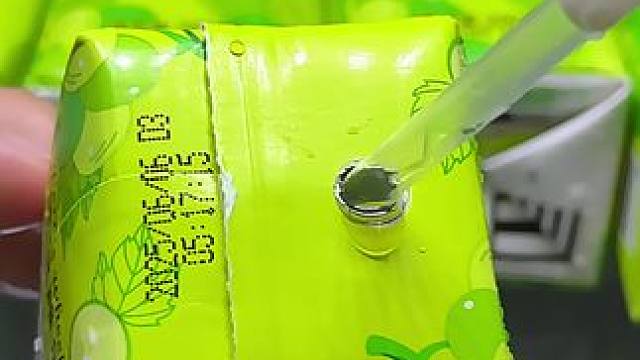 很多人不知道菲里的青提汁能有多好喝，一箱12瓶一瓶一块多，配料表干净果汁含量百分百，用的都是高品质绿