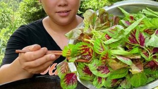 做一锅酸辣肥肠，配着一盆蔬菜直接吃过瘾 #美食 #肥肠 #农村生活