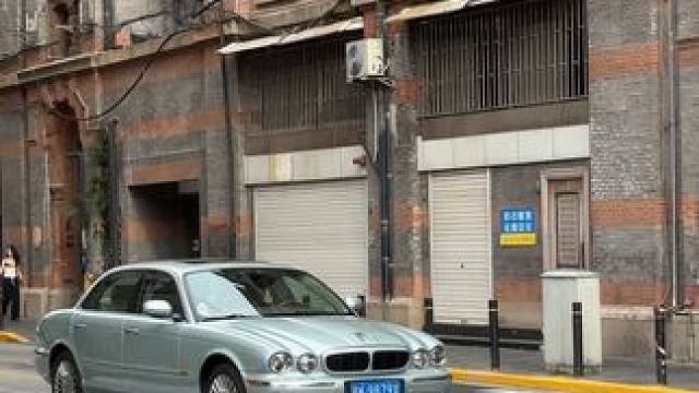 我可能是个怀旧的人就喜欢这种老家伙#上海豪车街拍#经典老车#捷豹xj