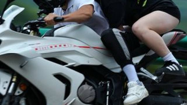 一眼就很哇塞的机车小姐姐 #骊山追焦 #骊山大铁门 #西安女骑 #涞觅润丝 #该行为存在危险请勿模仿