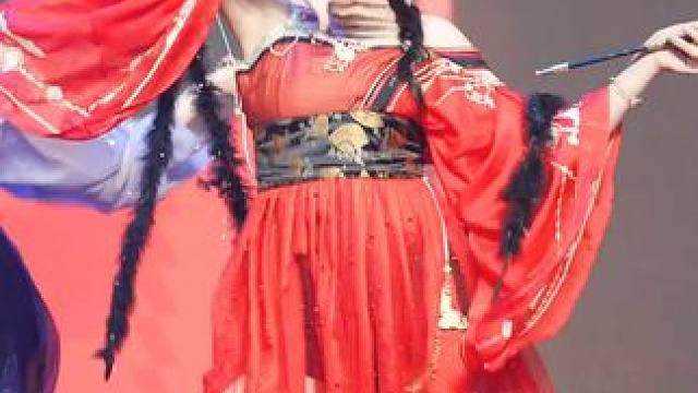 又见春水映桃花～#舞蹈 #美女