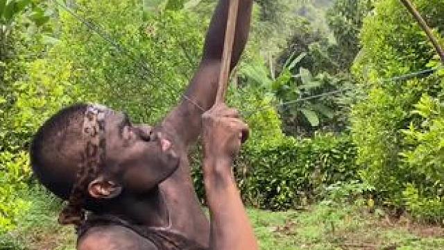 嘟嘟困来了 #危险动作请勿模仿 #原创视频 #日常生活 #荒野生存 #骚操作