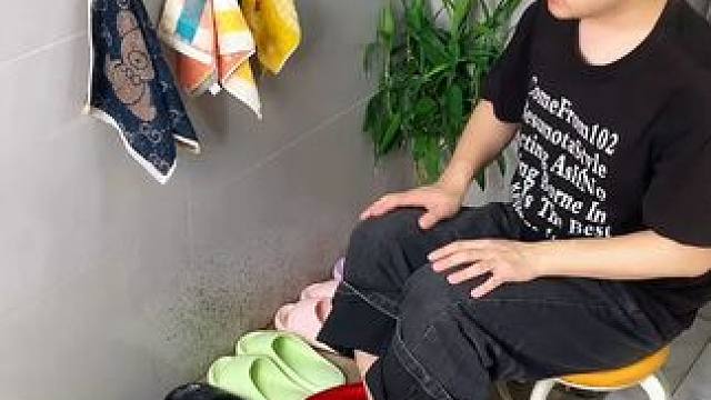 可伸缩拖鞋架 可伸缩拖鞋架，凉鞋拖鞋用它收纳不占空间，还是个 #可伸缩毛巾架 ，卫生间干净整洁多了 