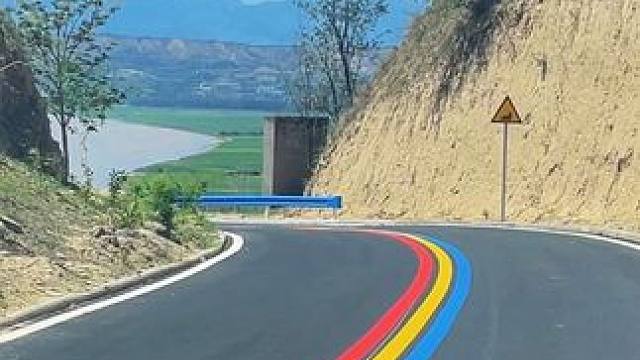 花花世界都想钱，西闫黄花菜它就接不完，早上接晚上接，全家老少齐上阵。累的腰也酸背也疼。看见开花又心疼