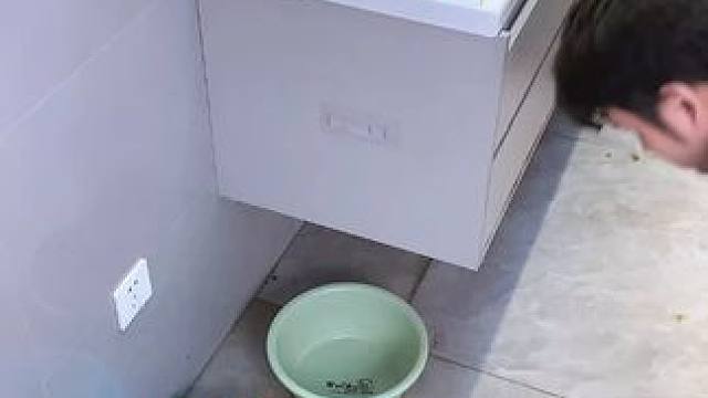 吸盘脸盆挂钩 这款吸盘脸盆挂钩 真不错，免打孔上墙，全家的脸盆都能上墙收纳不占地方，大号脸盆也没问题