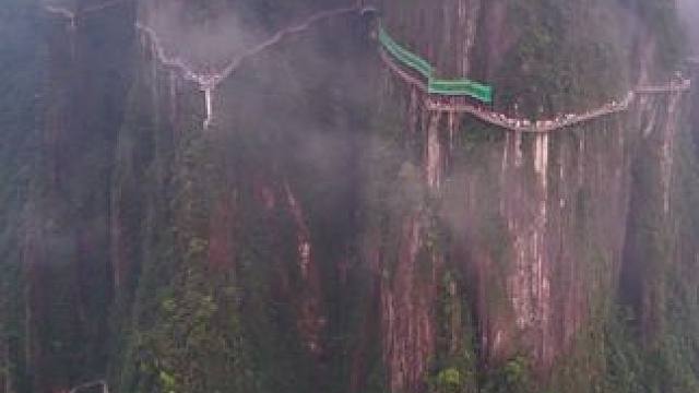 三清山去了，黄山也去过了，我还是觉得莽山的绝壁栈道更壮观！#航拍莽山 #一座不用爬的山 #莽山五指峰