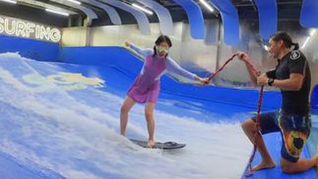 妹妹放假了来体验一下室内冲浪，看看冲的怎么样#卢克冲浪搞笑视频 #冲浪教练luke #冲浪教学 #室