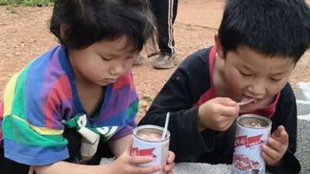 四个孩子喜欢吃八宝粥。#农村娃