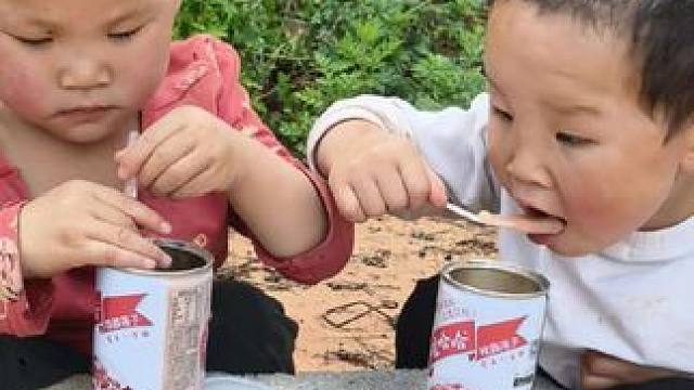 今天买了八宝粥给双双吃。#农村娃