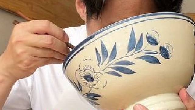 小巷子开了 20 多年的油泼面，碗比头还大！ #好好吃饭 #呼和浩特美食  #碳水的快乐 #油泼面 