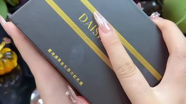 黛诗澳这款4支装哑光丝绒口红礼盒真的太爱了，涂上去滋润饱和度高，每一支都很经典百搭，快冲~#口红 #