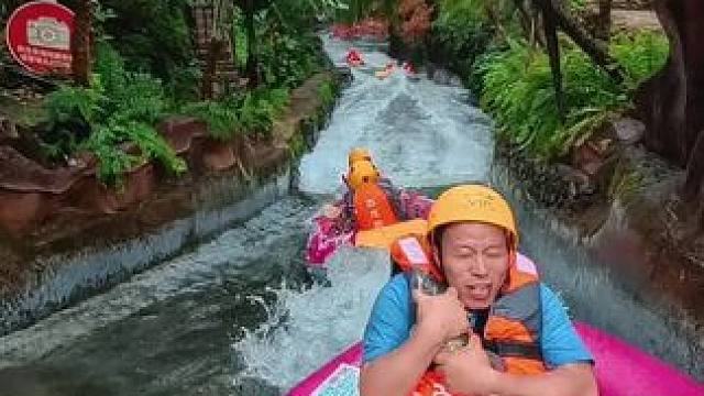 古龙峡漂流竟然能捡到鱼，带回去红烧去！#漂流 #清远古龙峡漂流 #旅行大玩家 #抓鱼