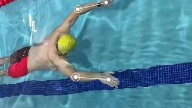 蝶泳划水手臂轨迹，沉浸式学习一下游泳技术！ 力量、节奏和控制。 
蝴蝶风格不会原谅错误，但当你掌握它