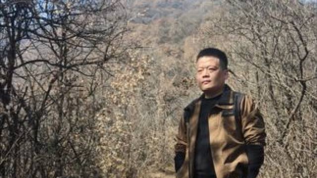 这么软的美缝剂，地面瓷砖都起翘了，啥情况！