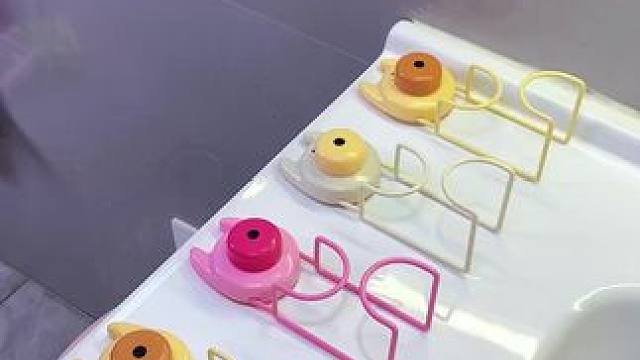 吸盘脸盆挂钩 这款吸盘脸盆挂钩 真不错，免打孔上墙，全家的脸盆都能上墙收纳不占地方，大号脸盆也没问题