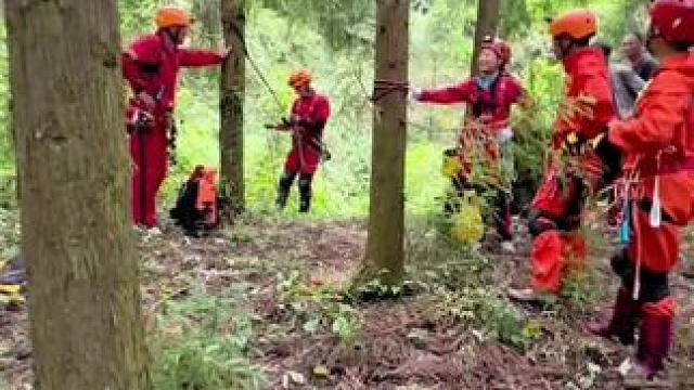 这是去年今日我和队友们一起下这个深达三百多米的坑里，帮附近村民寻找村里失踪人员遗骸的视频#户外 #危