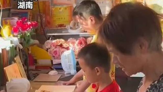 72岁奶奶为鼓励孩子们读书，暑假早起带头晨读，网友：言传身教是最好的教育