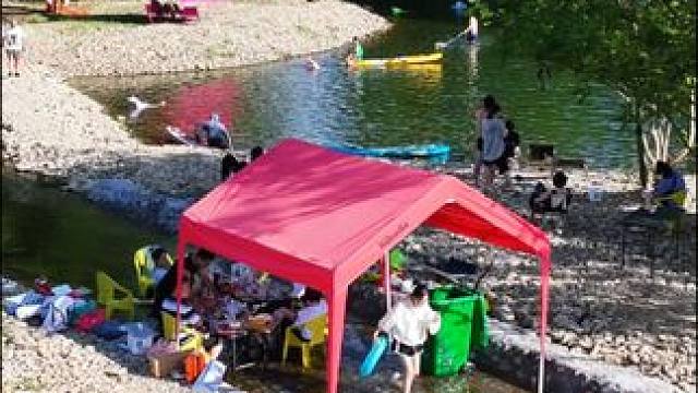 夏日的湖岭藏着一汪清凉的秘密——溪水踩着鹅卵石叮咚流淌，阳光透过树叶洒下斑驳的光点，露营的帐篷就扎在