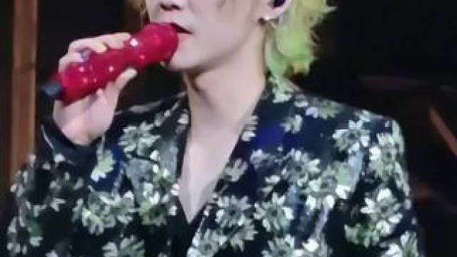 “不用说不用问 就明白就了解” #鹿晗#我们的明天#现场版live#鹿晗青岛演唱会#鹿晗演唱会直拍