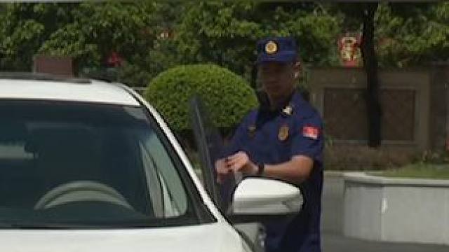 当车辆在太阳下暴晒，消防员教你车内快速降温。