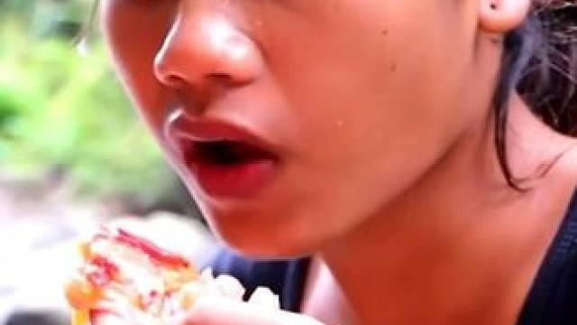 在森林里钓鱼，用辣酱做鲑鱼为食，吃起来很美味 #快来一起尝个鲜 #原始美味 #大山里的美味食材 #原