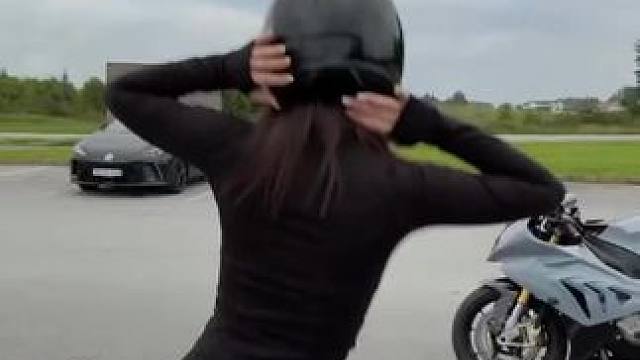 分享给女骑看  我怕她刷不到#机车 #女骑