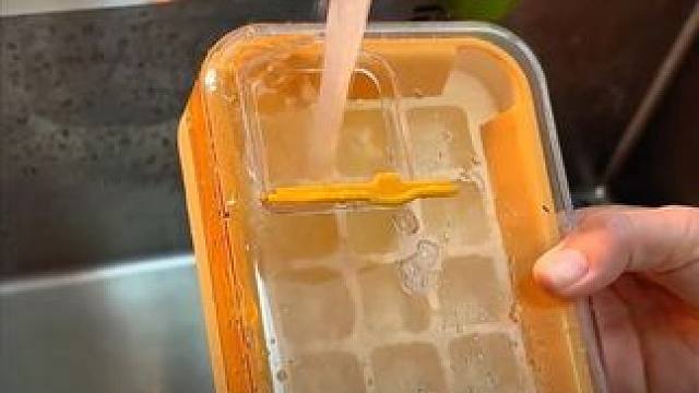 按压冰块模具 新出的#冰块模具 不用像以前一格格倒水是真方便，天热喝饮料加点#冰块  是真的很不错。