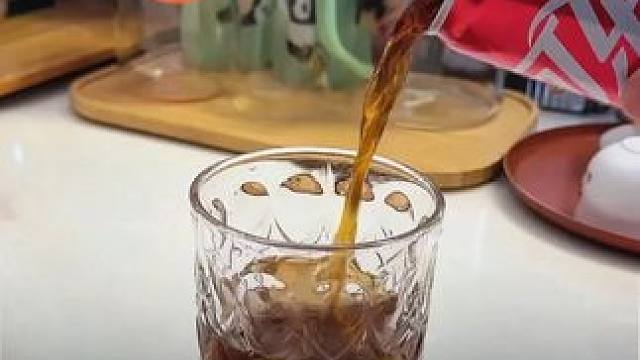 按压冰块模具 新出的#冰块模具 不用像以前一格格倒水是真方便，天热喝饮料加点#冰块  是真的很不错。