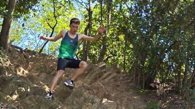 如何乱石下坡？每一次下脚都不要踩重，凭借感觉任意落脚，快速落脚快速换脚，在崴脚或者滑倒之前就换脚！这