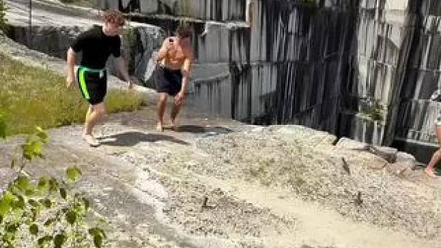 挑战自我，激发无限潜能，平凡的生活才变得热气腾腾 #危险动作请勿模仿 #极限运动 #悬崖跳水