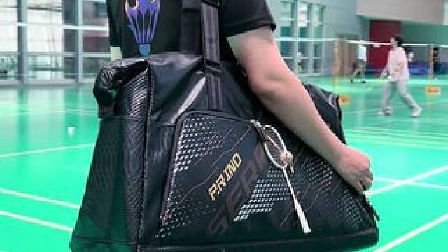 背上羽毛球包，做球场最靓的妞