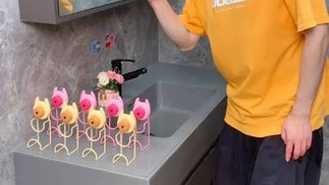 小狗脸盆挂钩 这款吸盘脸盆挂钩 真不错，免打孔上墙，全家的脸盆都能上墙收纳不占地方，大号脸盆也没问题