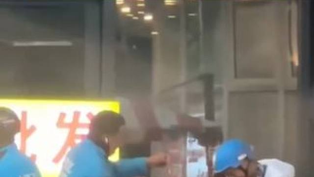 网友记录温暖一幕，外卖小哥共同庆生。