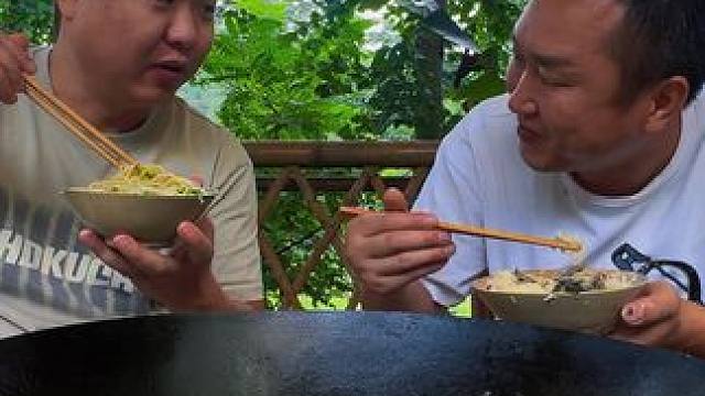 下雨好钓鱼，湖北特色杂鱼一锅鲜，鱼汤泡饭吃两大碗！ #家常菜 #我的乡村生活 #下饭菜 #小暑我躲在