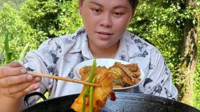 摘些嫩南瓜和玉米，配着五花肉做一餐好吃的 #美食 #农村生活