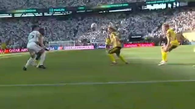 飞出来一堵墙。