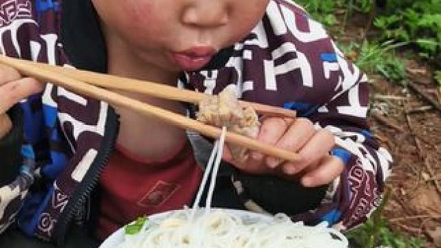 小双喜欢吃肉。#农村娃