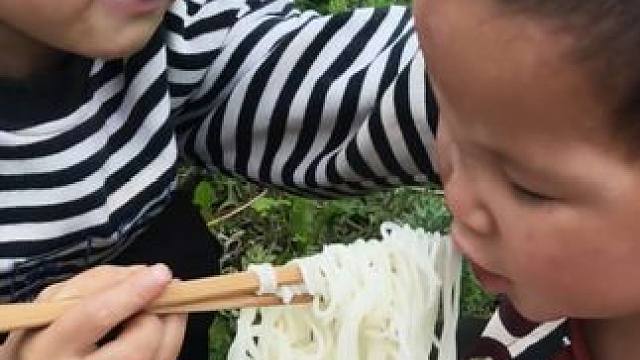 今天煮米线吃。#农村娃