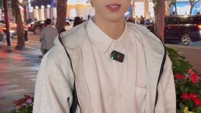 瓦学弟就是全心全意对姐姐好呀！ #科幻片 #街头采访 #路人视角 #00后 #瓦学弟