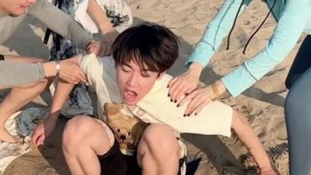 夏日炎炎，联合朋友一起给男友来个透心凉，这回他应该很难忘了！#神奇的闲鱼 #闲鱼省钱神券 #神奇闲鱼