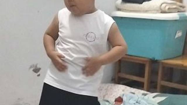 孬蛋的音乐细胞到底遗传了谁？#闻鸡起舞挑战赛 #萌娃搞笑日常 #跟着节奏嗨起来 #萌娃跳舞 #鸟儿摇