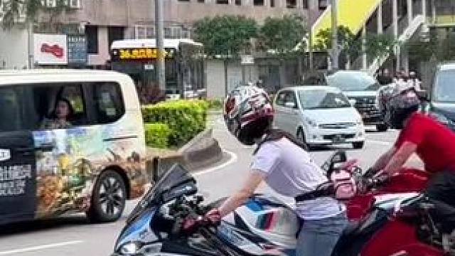 路人视觉，被拍下来了
#机车 #摩托车 #机车摄影 #女骑 #澳门