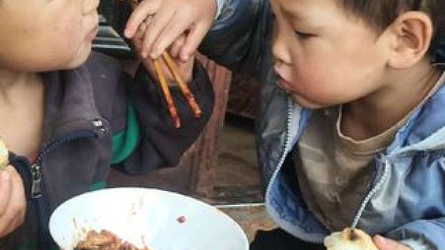 今天烧洋芋吃。#农村娃