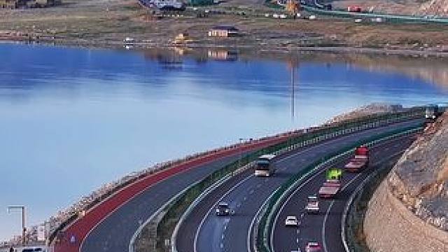 如果生活太疲惫了，就来赛里木湖吧，环湖公路的壮美，真的太治愈了#创作灵感 #旅行大玩家 #赛里木湖 