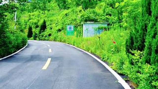 #最美的风景在路上 #山村行#西营之行（387）走进拔槊泉村。风在耳边低语，路在前方延展，摩托车载我