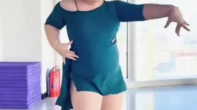 认真自信的女孩最可爱，努力到会发光，加油宝贝！#爱跳舞的小姑娘